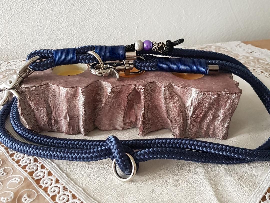 Marineblaue Tau-Leine mit Karabiner und Perlen